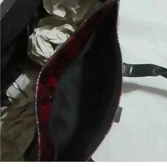 EUC BCBGeneration RED & BLACK PATENT FAUX SNAKE EMBOSSED SHOULDER/ CROSSBODY BAG - Picture 5 of 16